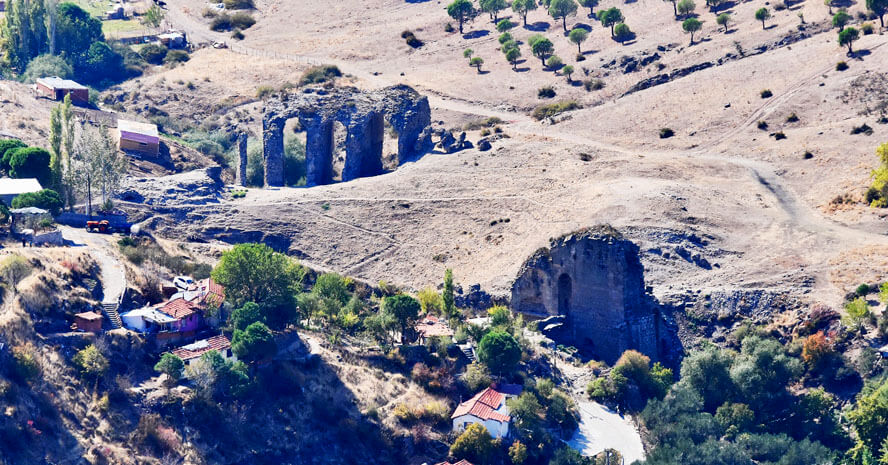 Ruins of the Aqueduct from the Acropolis. Pergamon – Visiting Turkey’s Roman Stronghold.