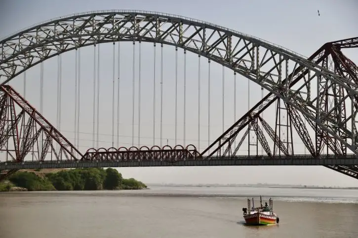 Landsdowne Bridge over the Indus River | Location: Sukkur,  Pakistan